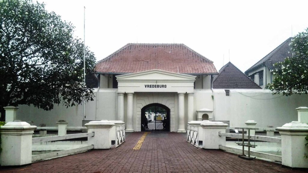 Desain Arsitek - Bangunan Ikonik Arsitek Jogja Benteng Vredeburg
