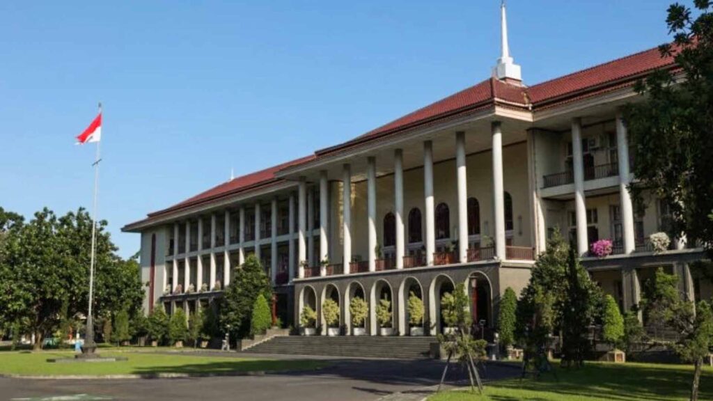 Desain Arsitek - Bangunan Ikonik Arsitek Jogja Balairung UGM